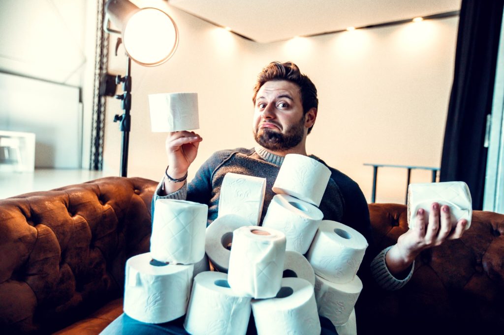 alt=Krisenzeiten und Toilettenpapier mit Eugen auf der Couch